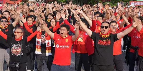 开云体育官网-铜梁龙体育场首场中超联赛 暖心宠粉让球迷似“回家”